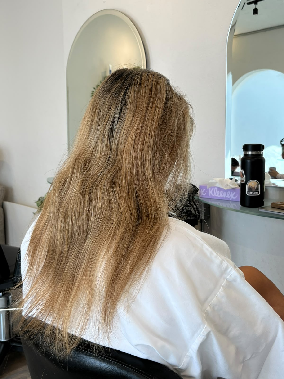 Antes: cabello largo en tono castaño dorado previo al proceso de coloración
