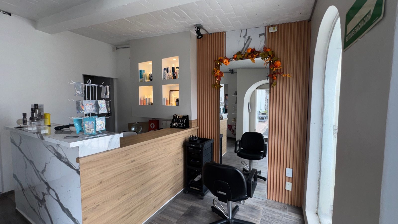 Interior del salón de belleza Renaissance, espacio para profesionales de belleza en San Jerónimo