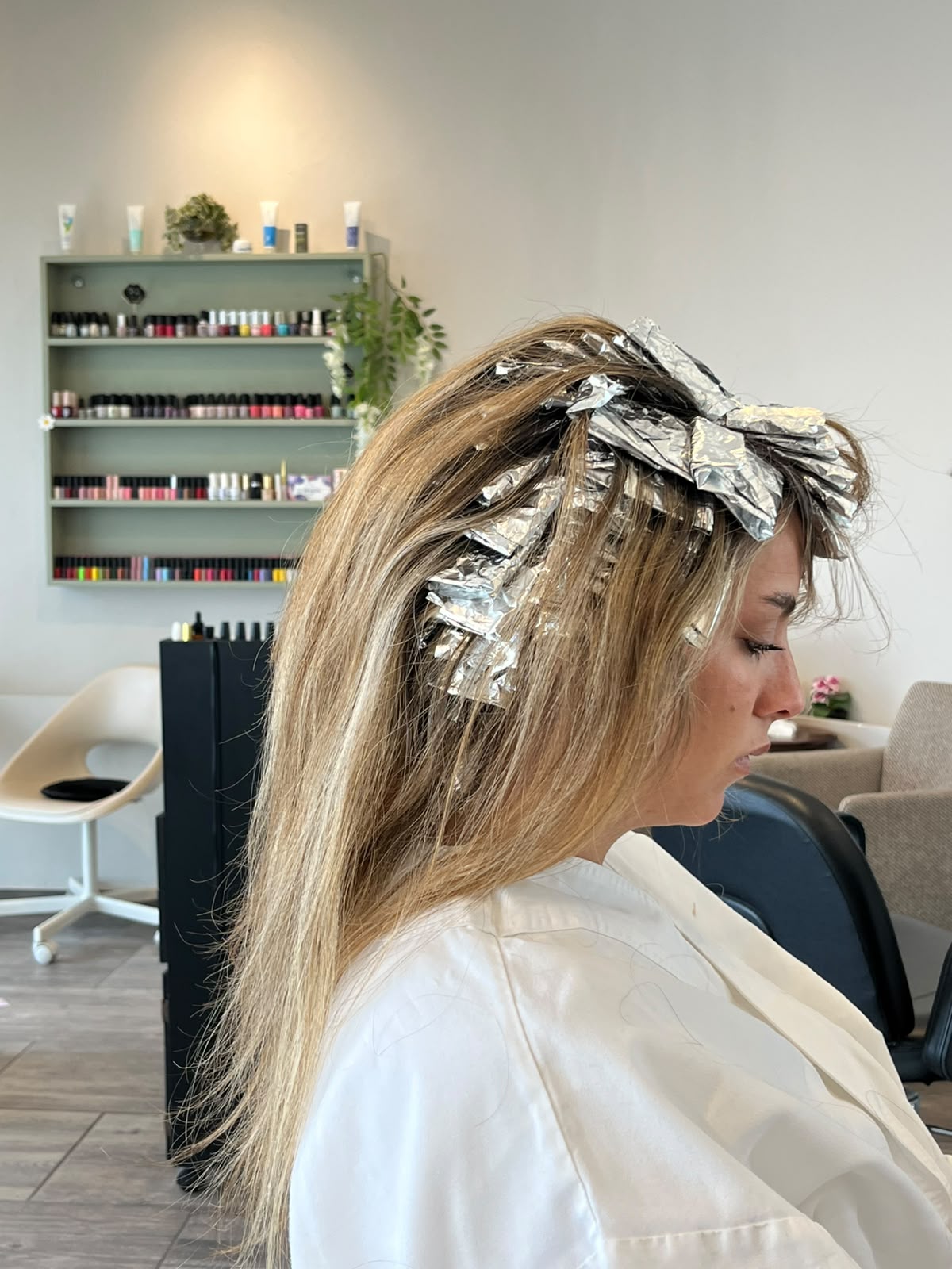 Durante: secciones de cabello trabajadas con papel aluminio